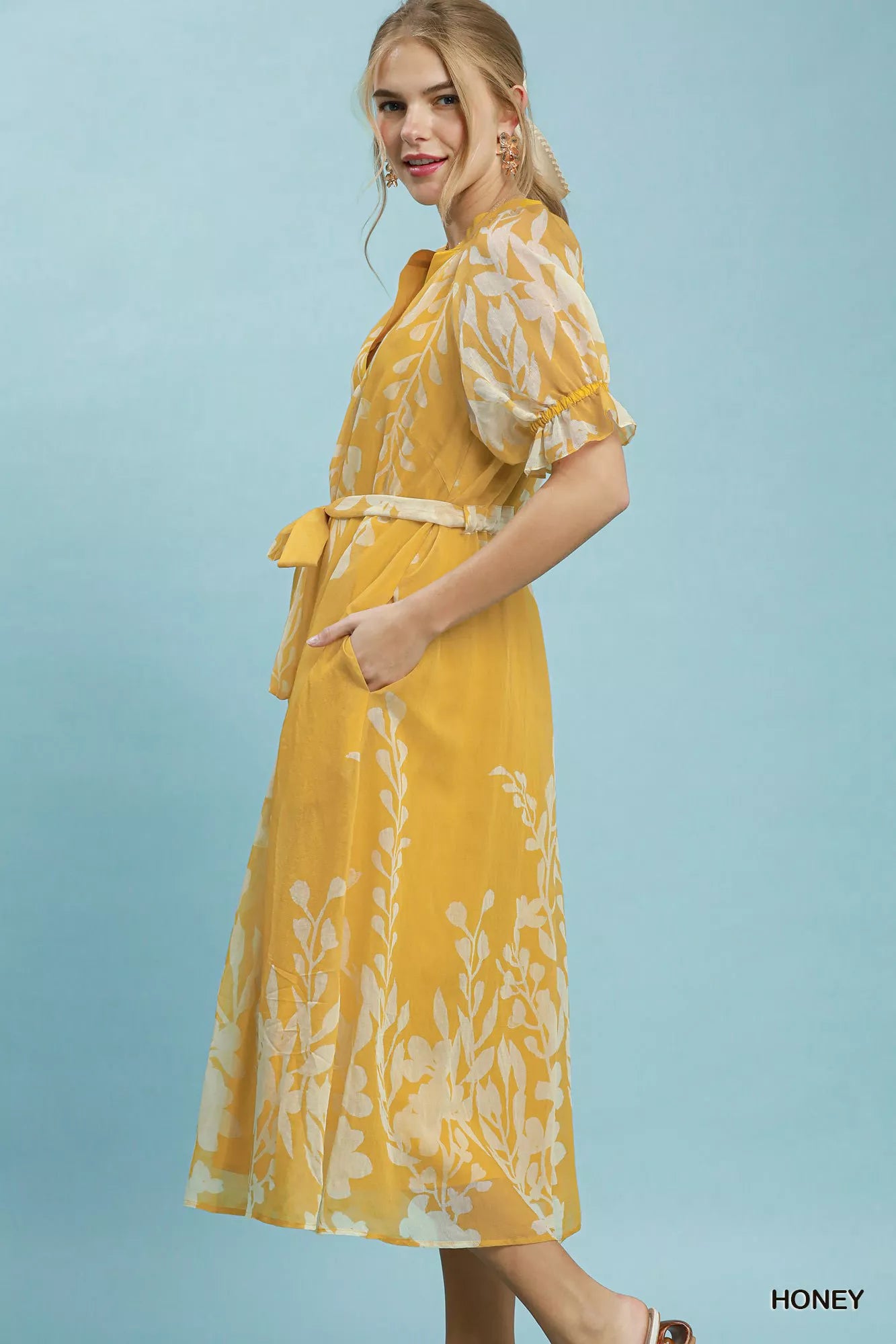 umgee midi dress Floral Print Tie Waist with Side Pockets HONEY / S RODEOREADY 55) is wearing a Mesh Mock Neck, Nala Size:26 W