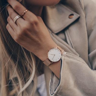 On What Wrist Should a Woman Wear a Watch? - Montret