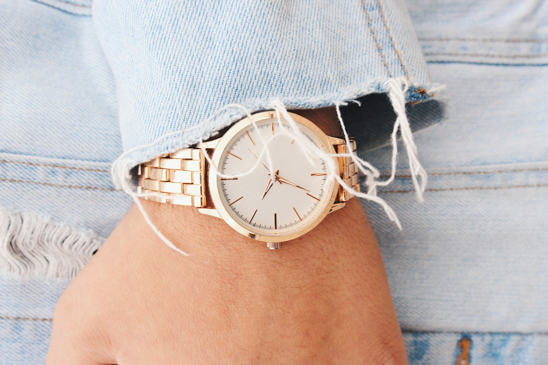 The art of watch wearing for women: what wrist is best?