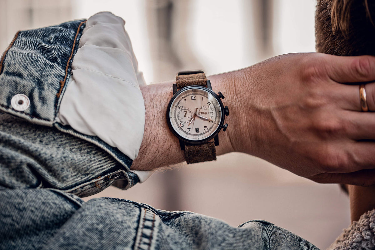 How To Keep An Automatic Watch When You're Not Wearing It Montret
