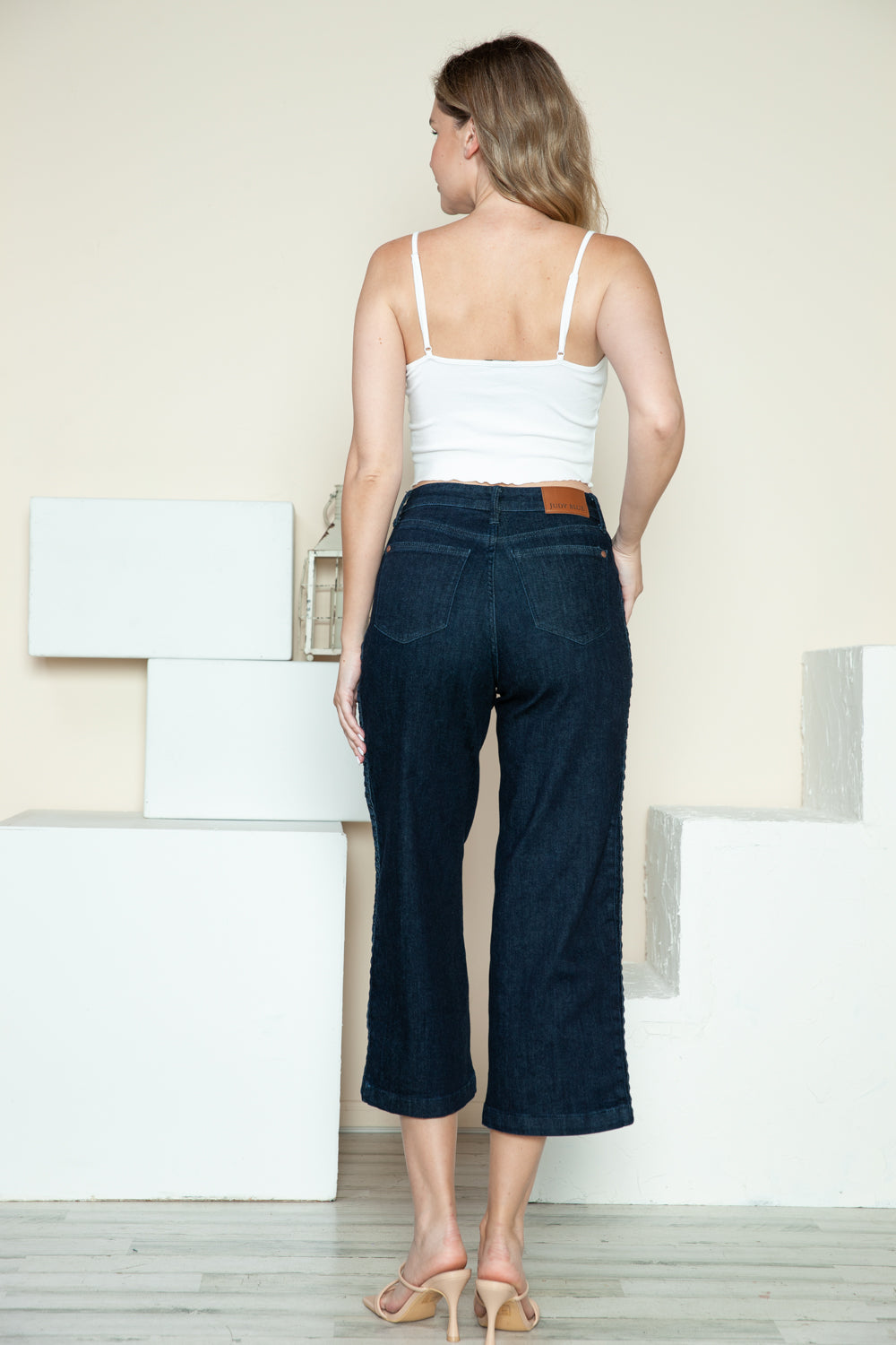 Judy Blue – Kurze Jeans mit weitem Bein und Seitennaht und Zopfdetail in voller Größe