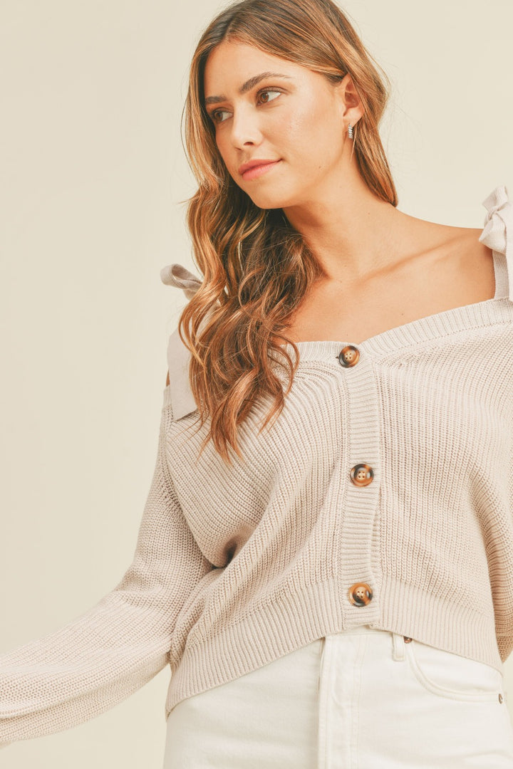 MABLE – Schulterfreier Pullover mit Knopfleiste und Riemen zum Binden