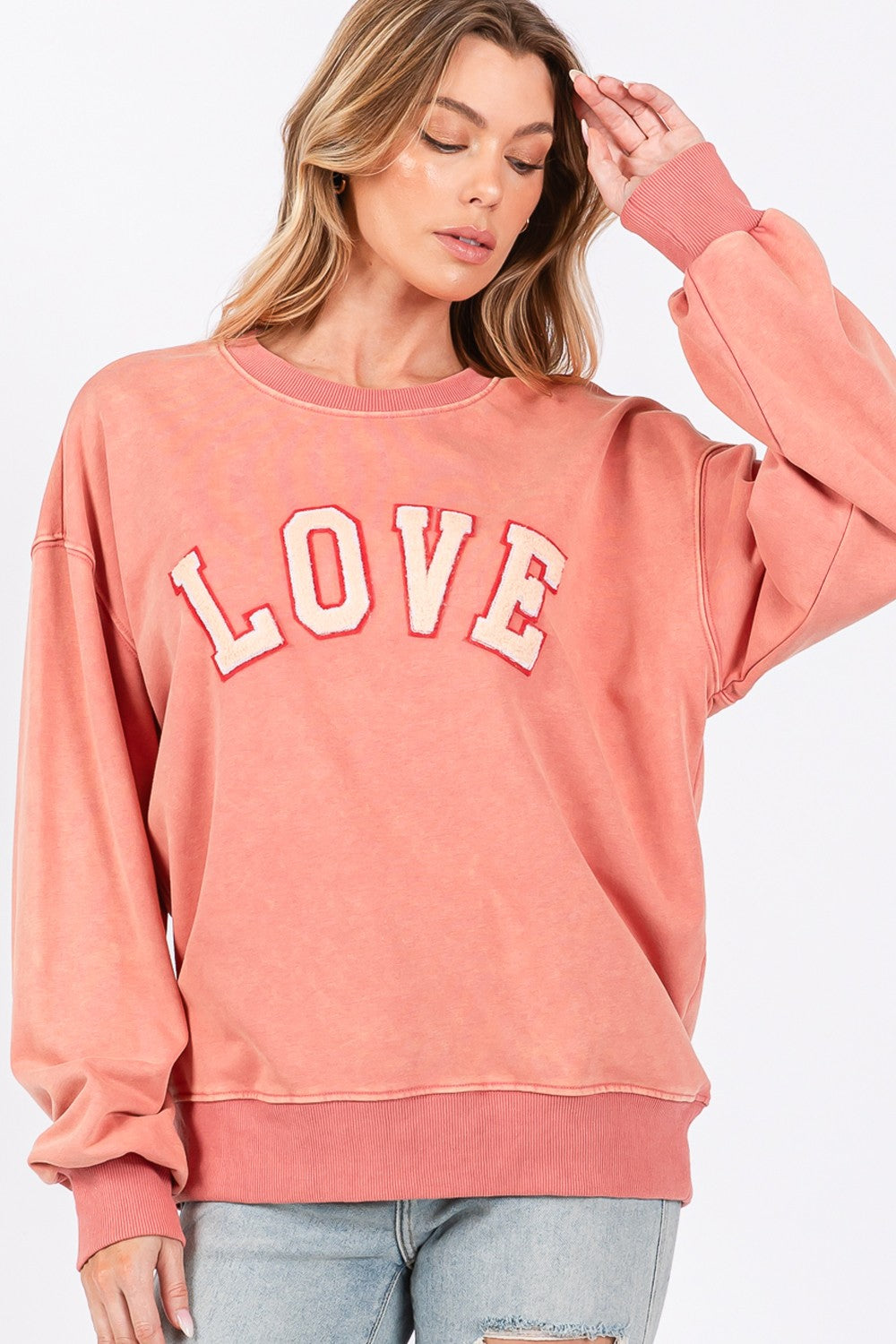 SAGE + FIG – Sweatshirt mit überschnittener Schulter und LOVE-Path-Applikation