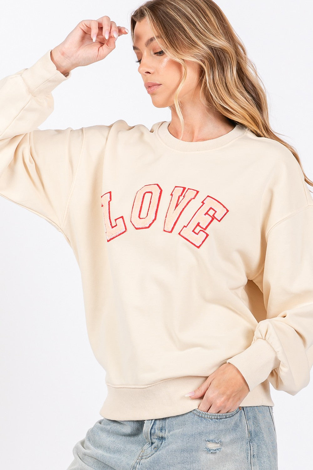 SAGE + FIG – Sweatshirt mit überschnittener Schulter und LOVE-Path-Applikation