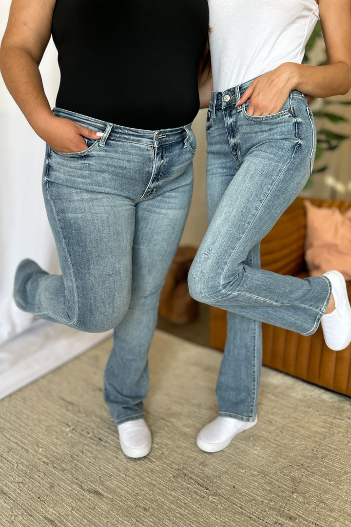 Judy Blue – Bootcut-Jeans in voller Größe mit mittlerer Leibhöhe