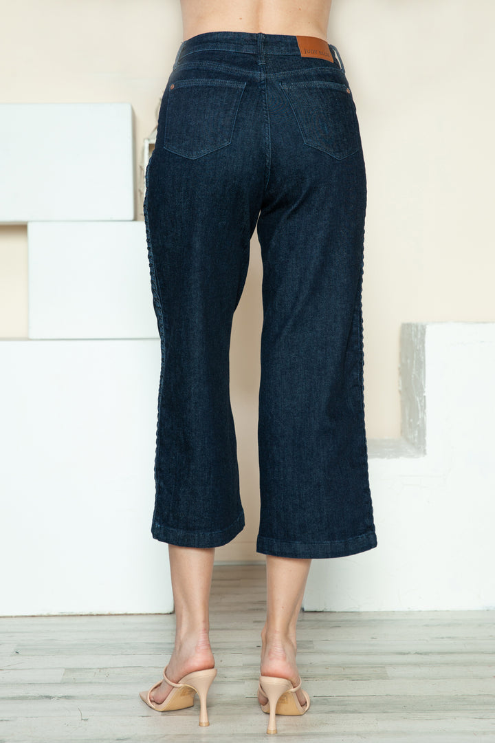 Judy Blue – Kurze Jeans mit weitem Bein und Seitennaht und Zopfdetail in voller Größe