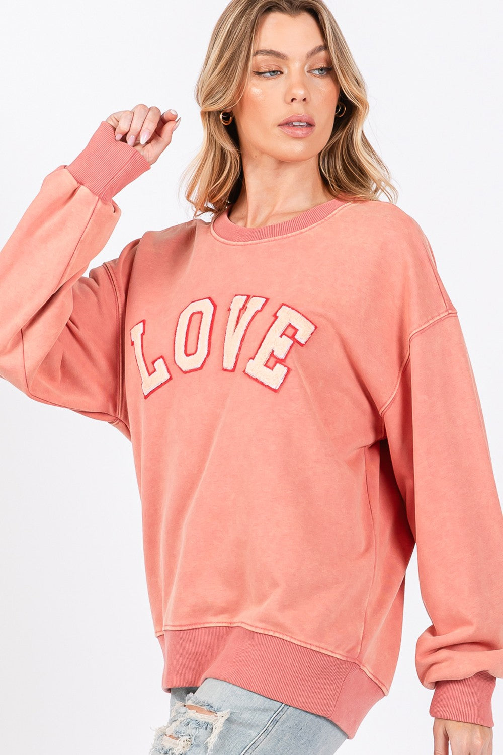 SAGE + FIG – Sweatshirt mit überschnittener Schulter und LOVE-Path-Applikation