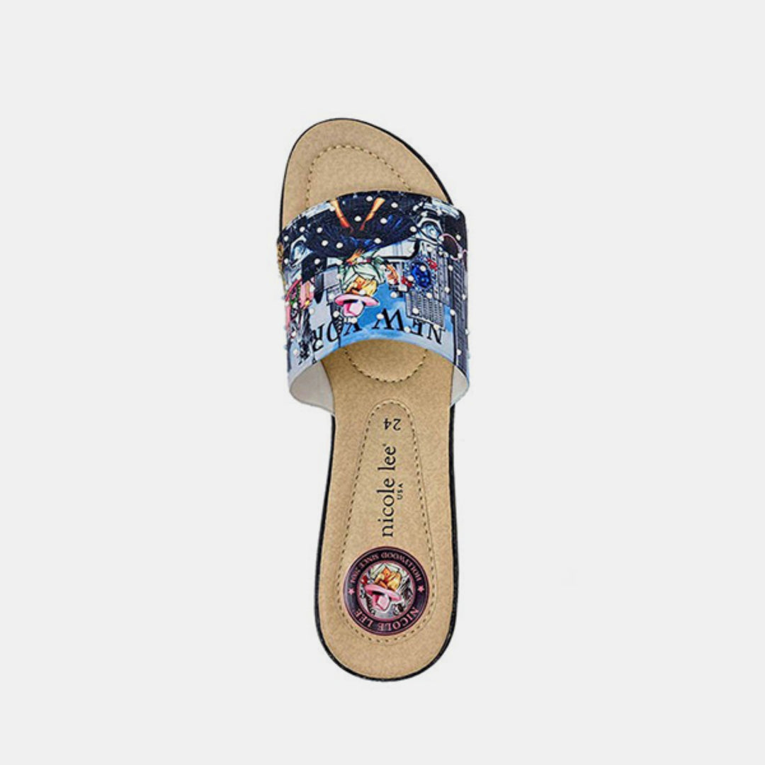 Nicole Lee USA – Slipper mit Keilabsatz und Strassdekor