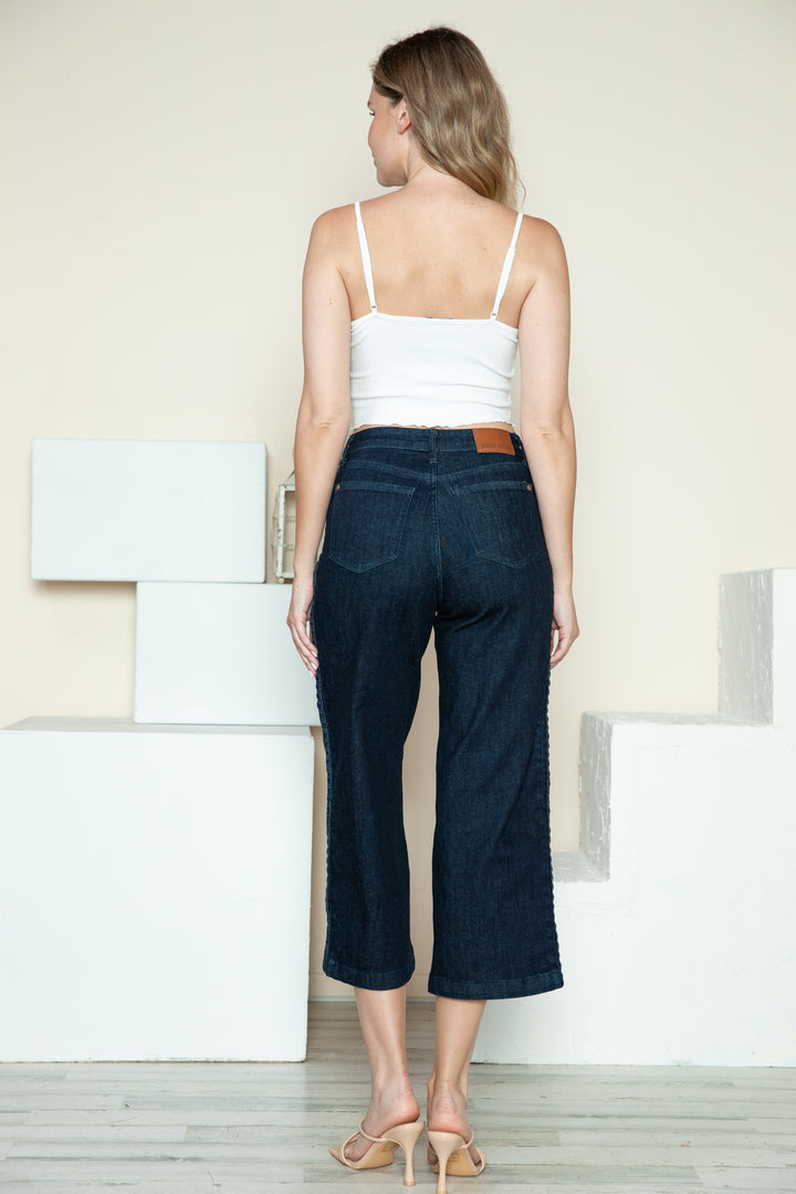 Judy Blue – Kurze Jeans mit weitem Bein und Seitennaht und Zopfdetail in voller Größe