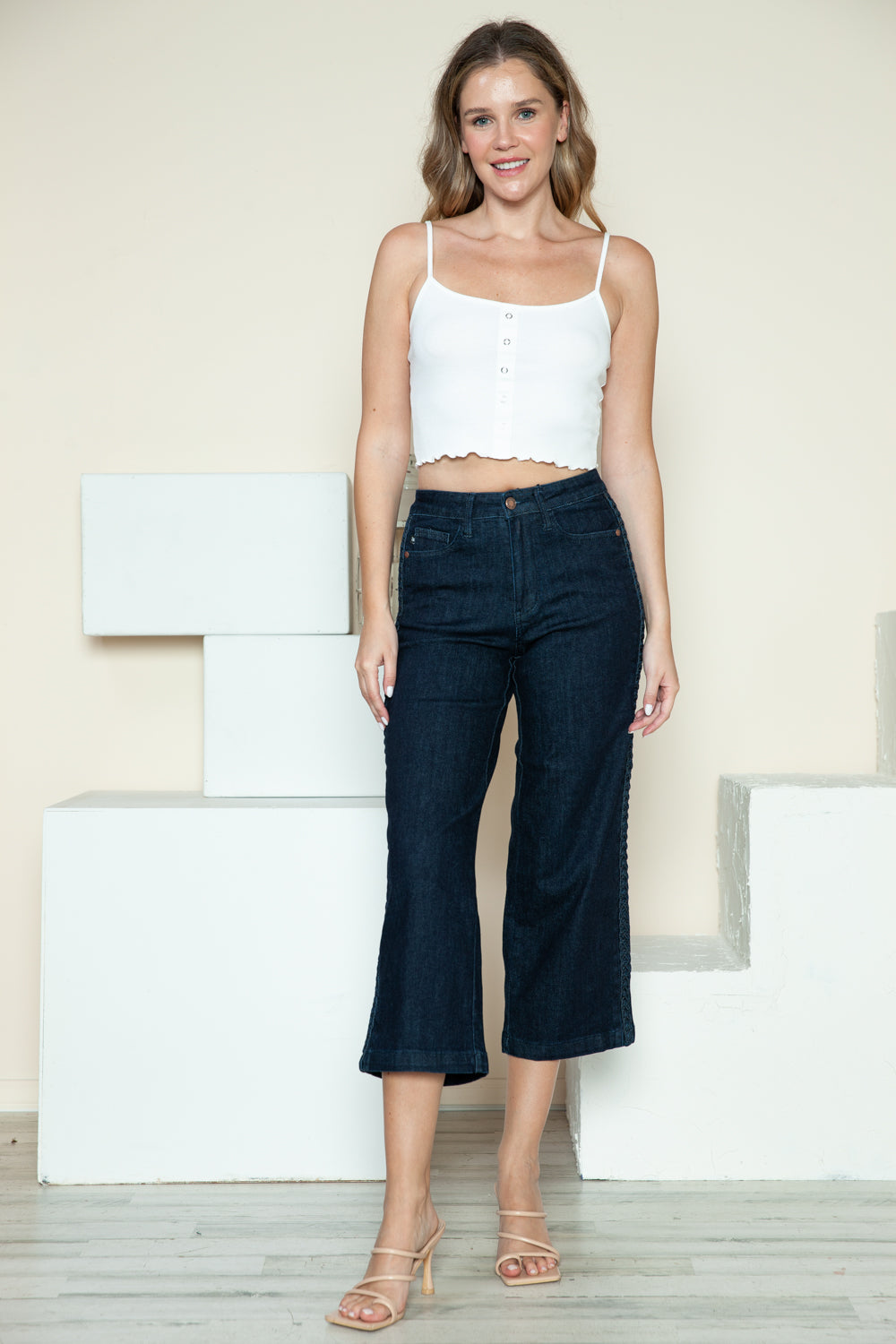 Judy Blue – Kurze Jeans mit weitem Bein und Seitennaht und Zopfdetail in voller Größe