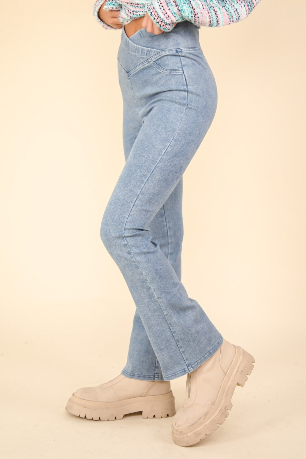 VERY J – Stretch-Leggings aus verwaschenem Denim mit überkreuzter Taille