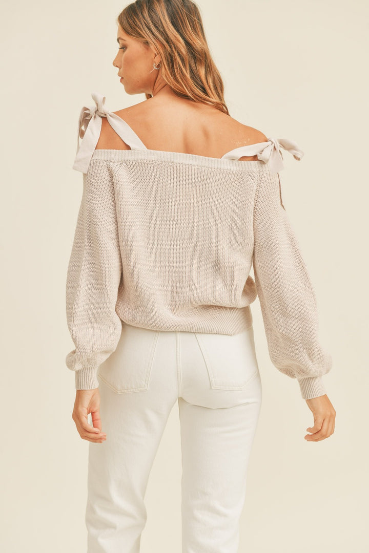 MABLE – Schulterfreier Pullover mit Knopfleiste und Riemen zum Binden