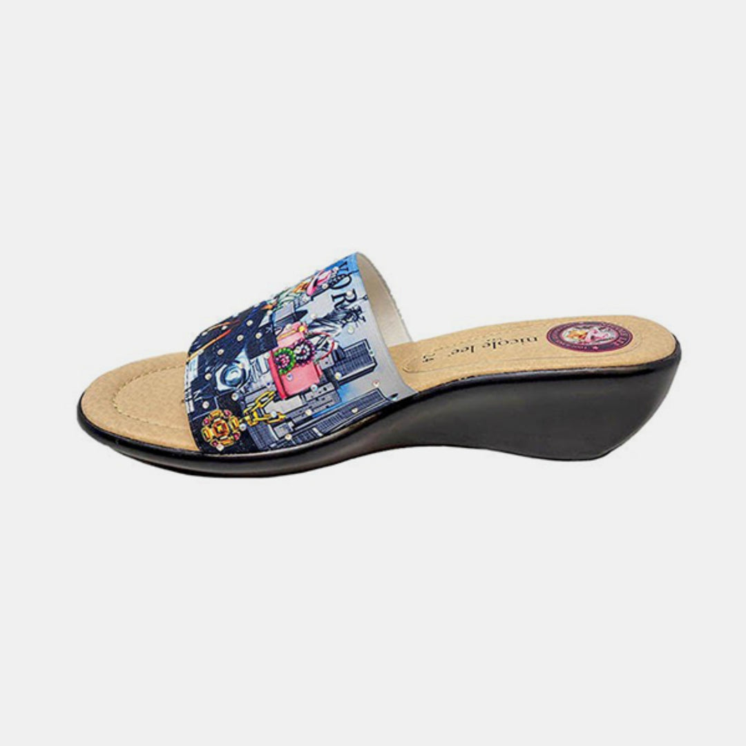 Nicole Lee USA – Slipper mit Keilabsatz und Strassdekor