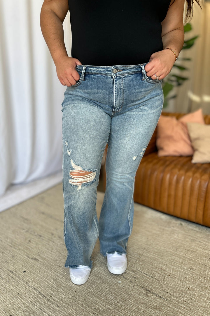 Judy Blue - Mittlere Leibhöhe, Bauchkontrolle, Destroy Flare-Jeans, volle Größe